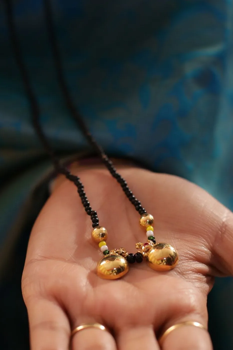 सोने के काले मोती का मंगलसूत्र